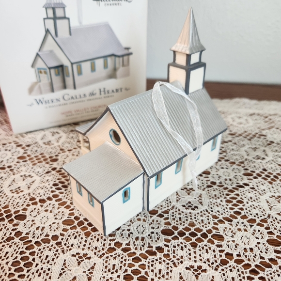 Hallmark Keepsake Ornament - When Calls The Heart Hope Valley Church - Picture 6 of 8